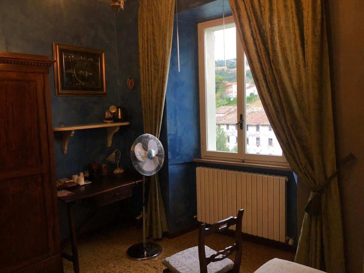 La Finestra Sul Fiume Acomodação com café da manhã Fossombrone Exterior foto