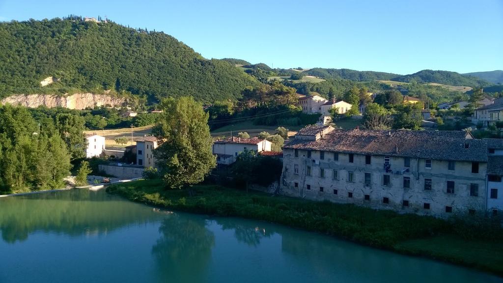 La Finestra Sul Fiume Acomodação com café da manhã Fossombrone Exterior foto
