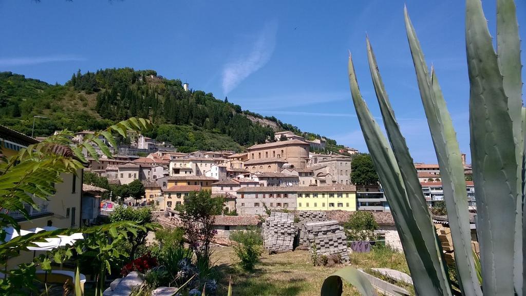La Finestra Sul Fiume Acomodação com café da manhã Fossombrone Exterior foto