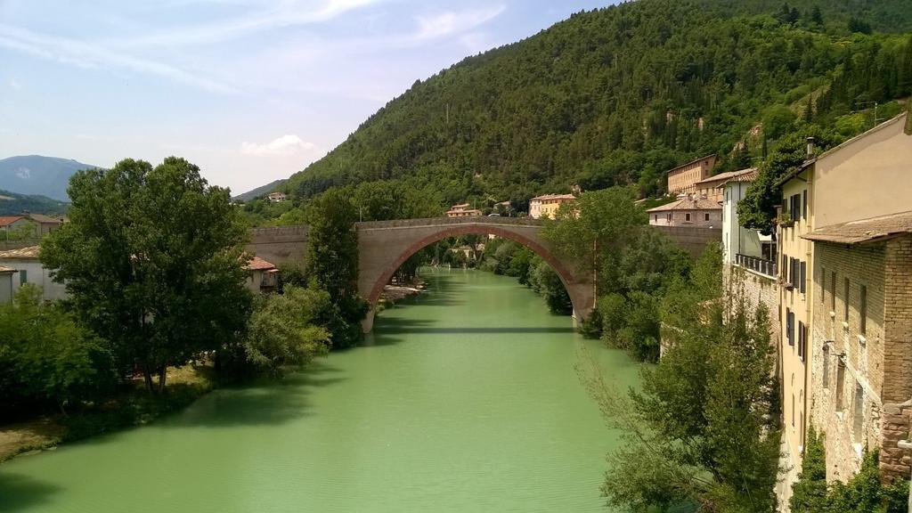 La Finestra Sul Fiume Acomodação com café da manhã Fossombrone Exterior foto