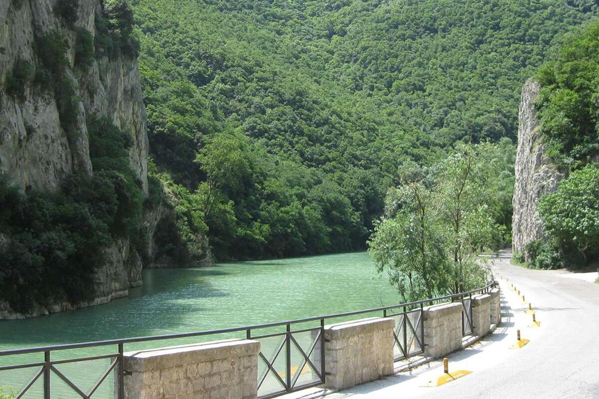 La Finestra Sul Fiume Acomodação com café da manhã Fossombrone Exterior foto