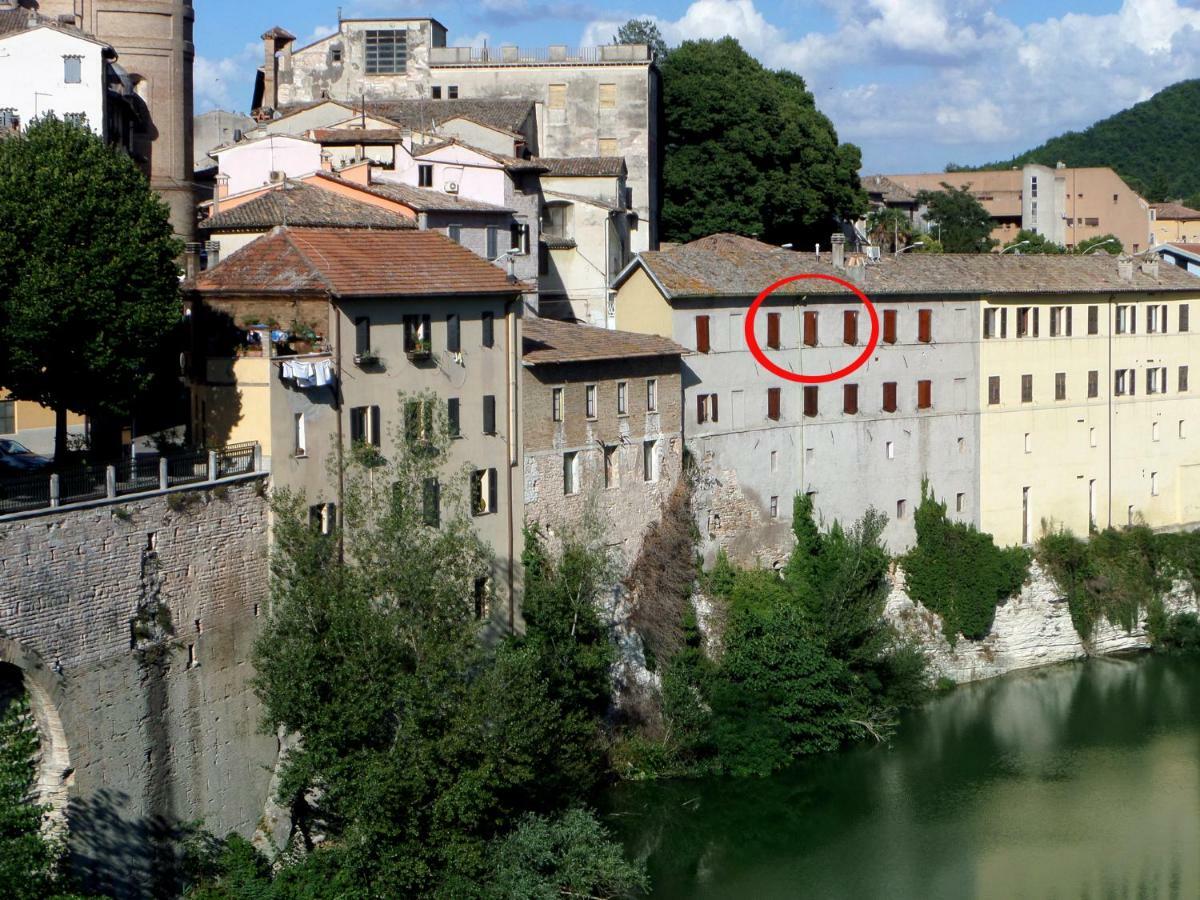 La Finestra Sul Fiume Acomodação com café da manhã Fossombrone Exterior foto