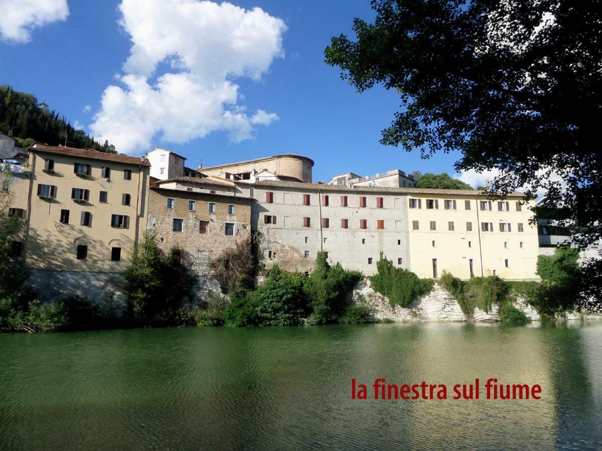 La Finestra Sul Fiume Acomodação com café da manhã Fossombrone Exterior foto